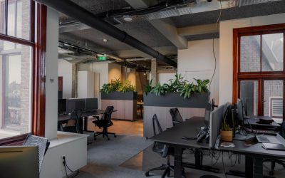 De charme van vintage stoelen in een moderne kantooromgeving
